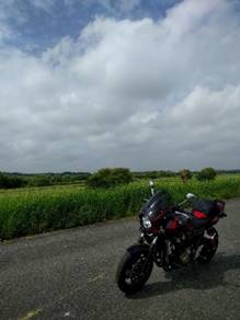 オートバイ, 空, 屋外, 道路 が含まれている画像自動的に生成された説明